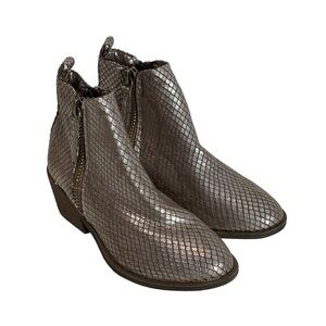 Very G Silver Pewter Metallic Faux Snakeskin Zip Ankle Low Heel Boot Sz 8.5